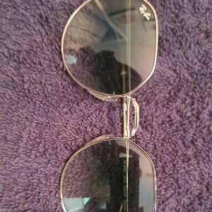 Ray-Ban Metallic Frame Sunglasses. Comes with Sunglass Case.